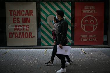 Escaparate de un establecimiento Primark cerrado en Barcelona, con un cartel que dice 'Cerrar es un acto de amor'.
